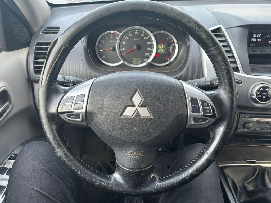 Mitsubishi L200 2011 Harmaa