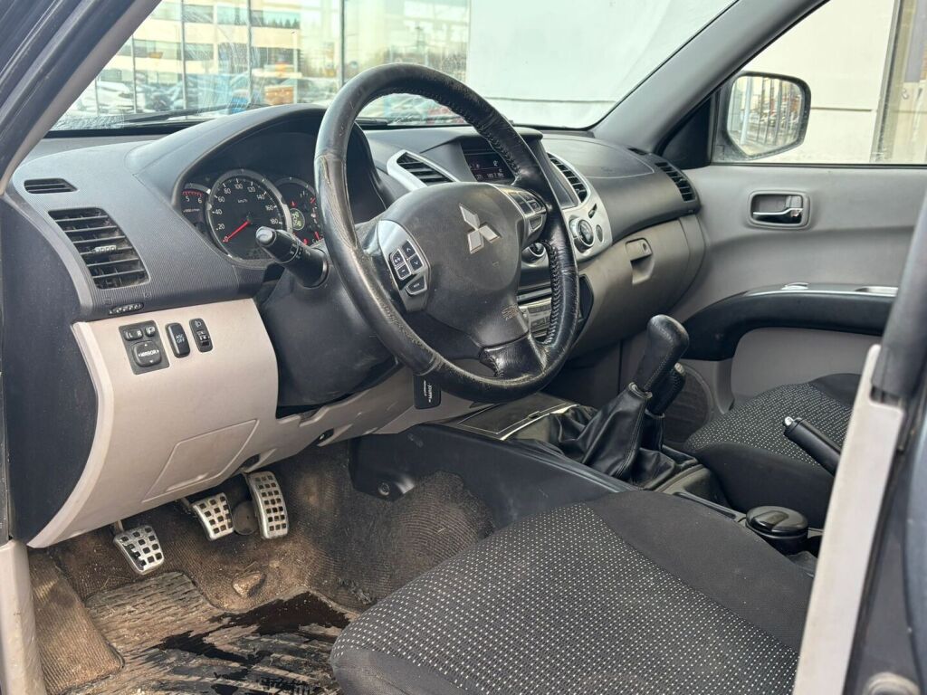 Mitsubishi L200 2011 Harmaa