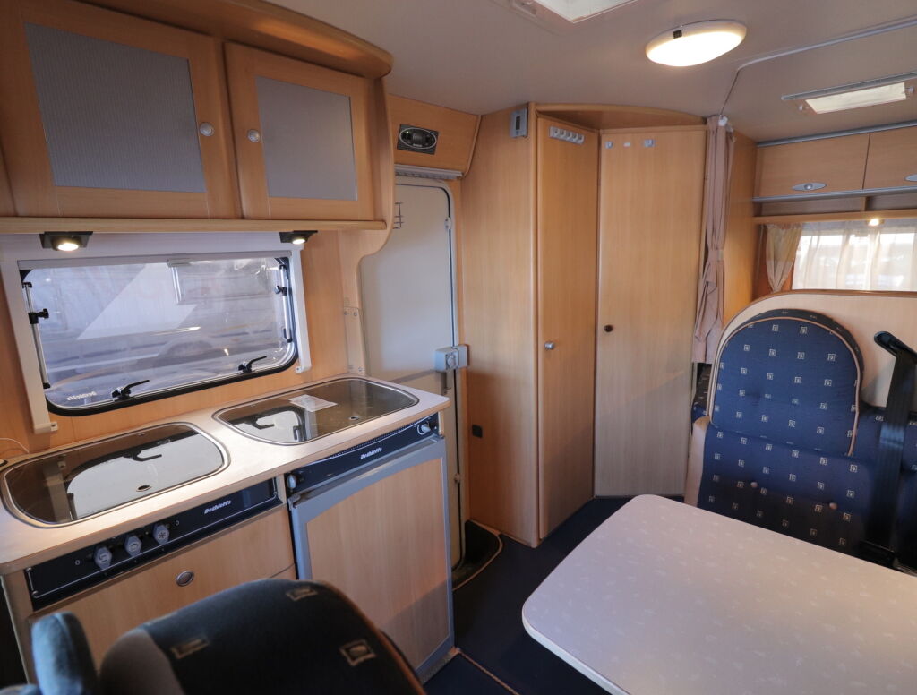 Dethleffs ADVANTAGE T5841 ALDE 2004 Valkoinen