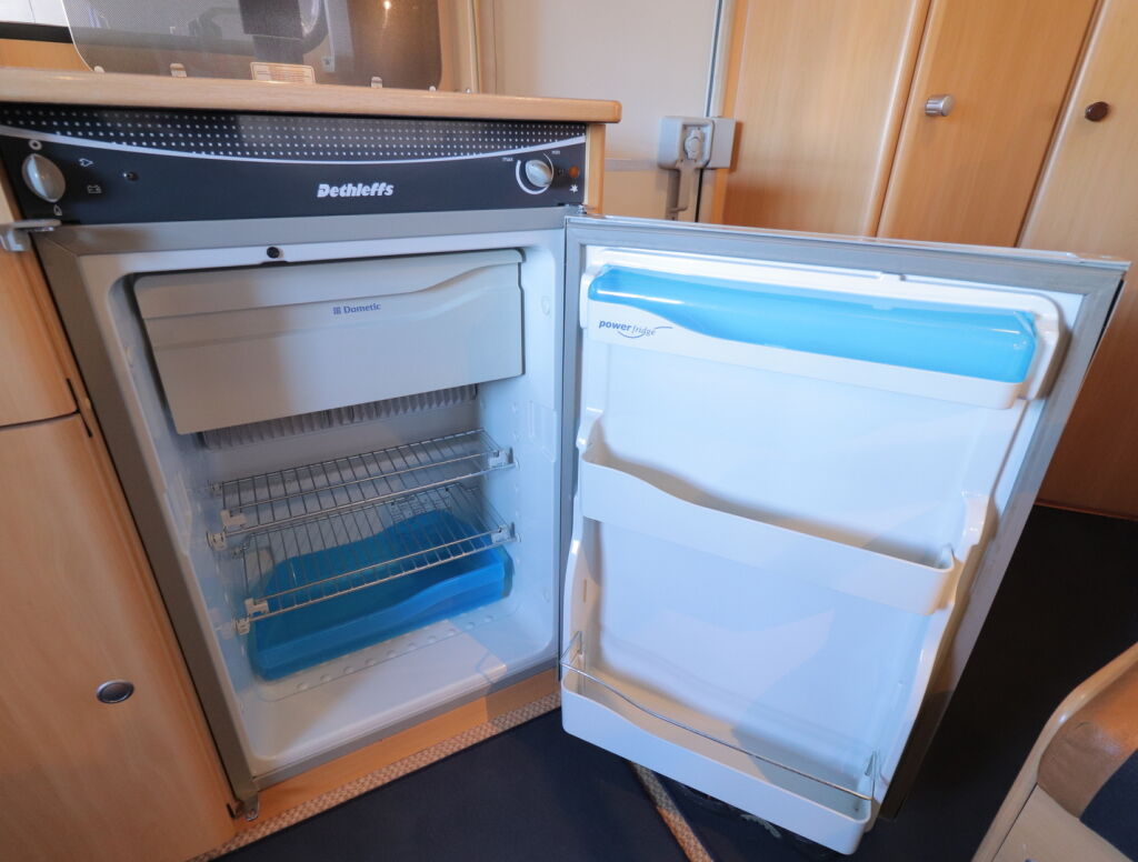 Dethleffs ADVANTAGE T5841 ALDE 2004 Valkoinen