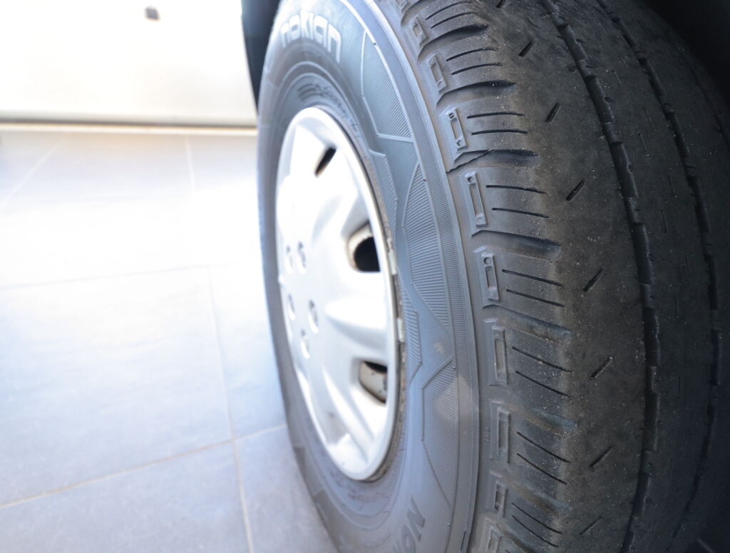 Dethleffs ADVANTAGE T5841 ALDE 2004 Valkoinen