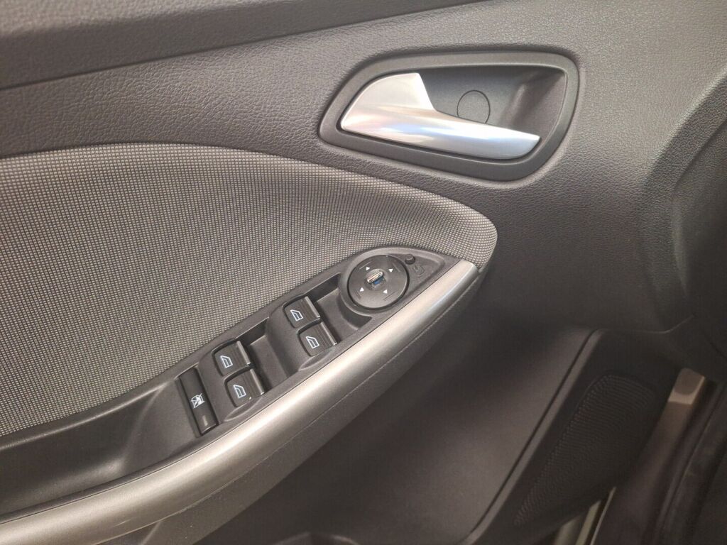 Ford Focus 2012 Ruskea (beige)