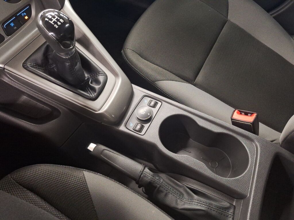 Ford Focus 2012 Ruskea (beige)