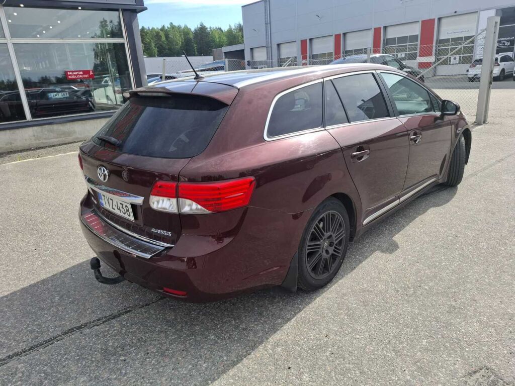 Toyota Avensis 2012 Punainen