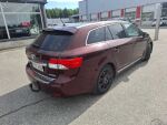 Toyota Avensis 2012 Punainen