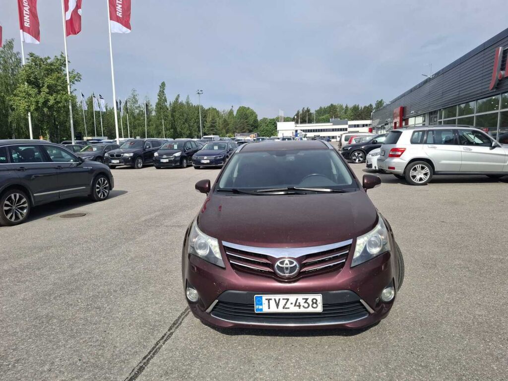 Toyota Avensis 2012 Punainen