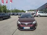 Toyota Avensis 2012 Punainen