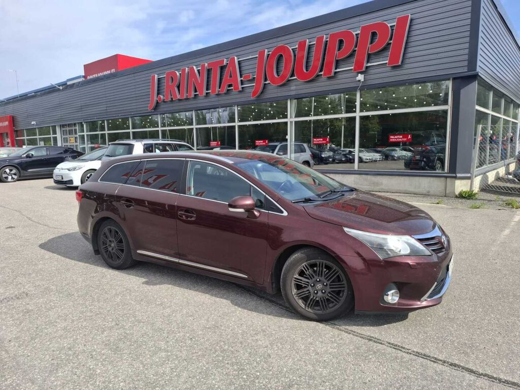 Toyota Avensis 2012 Punainen