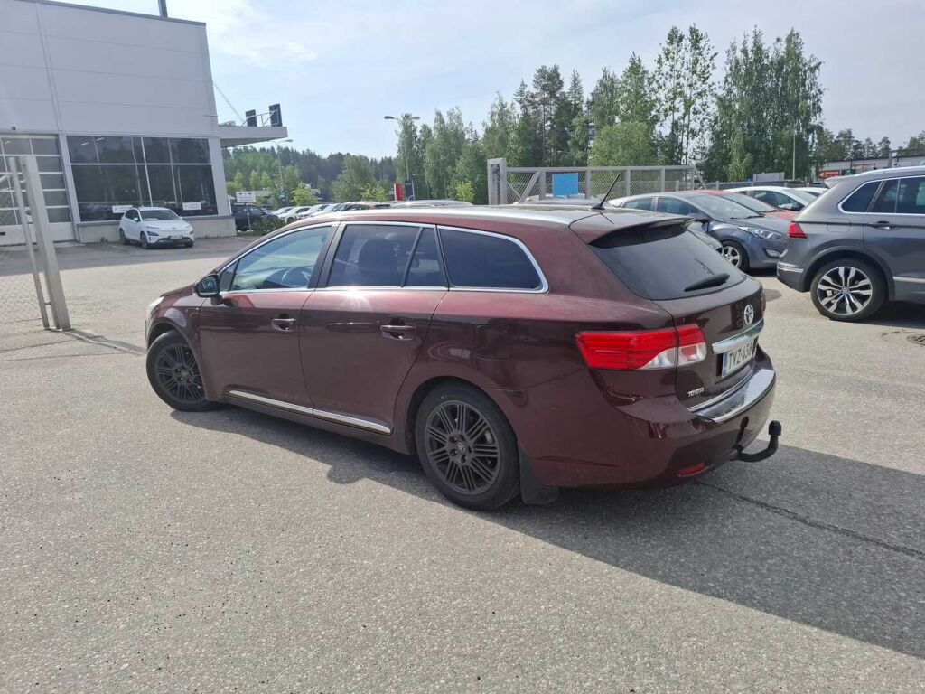 Toyota Avensis 2012 Punainen