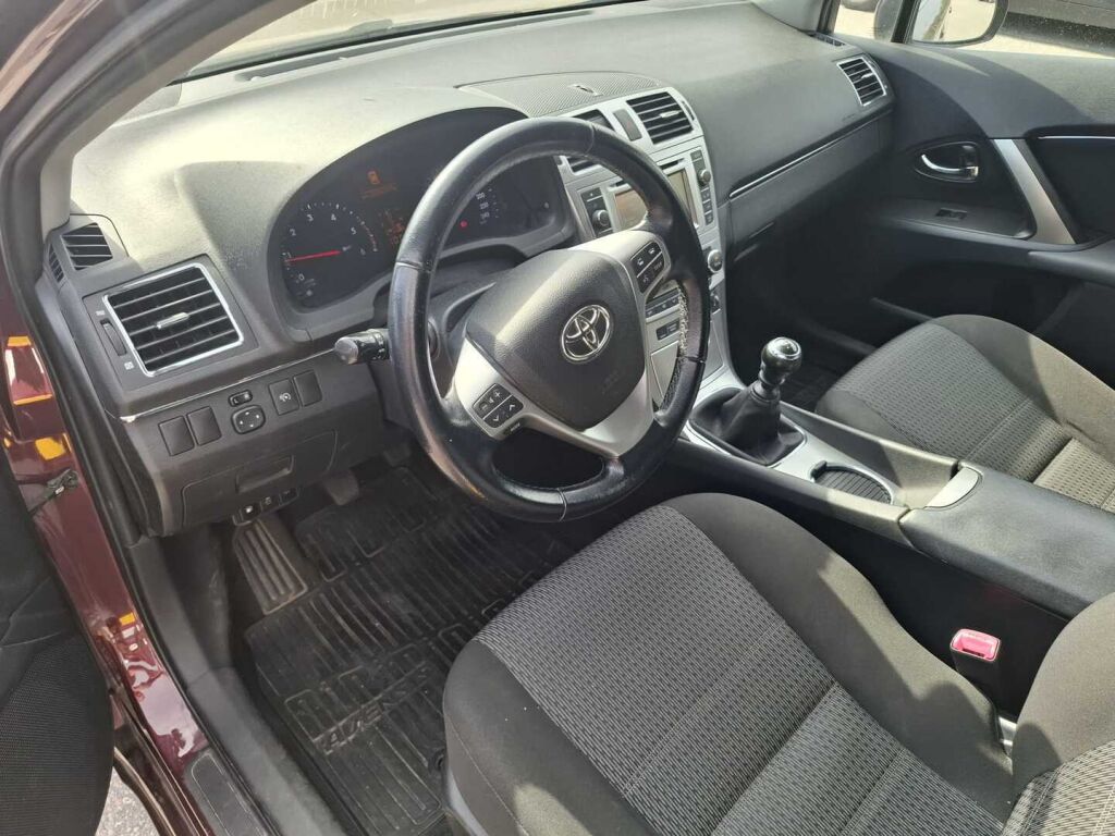 Toyota Avensis 2012 Punainen