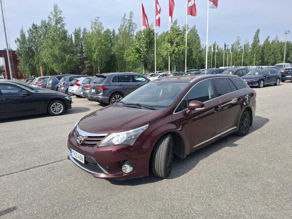 Toyota Avensis 2012 Punainen