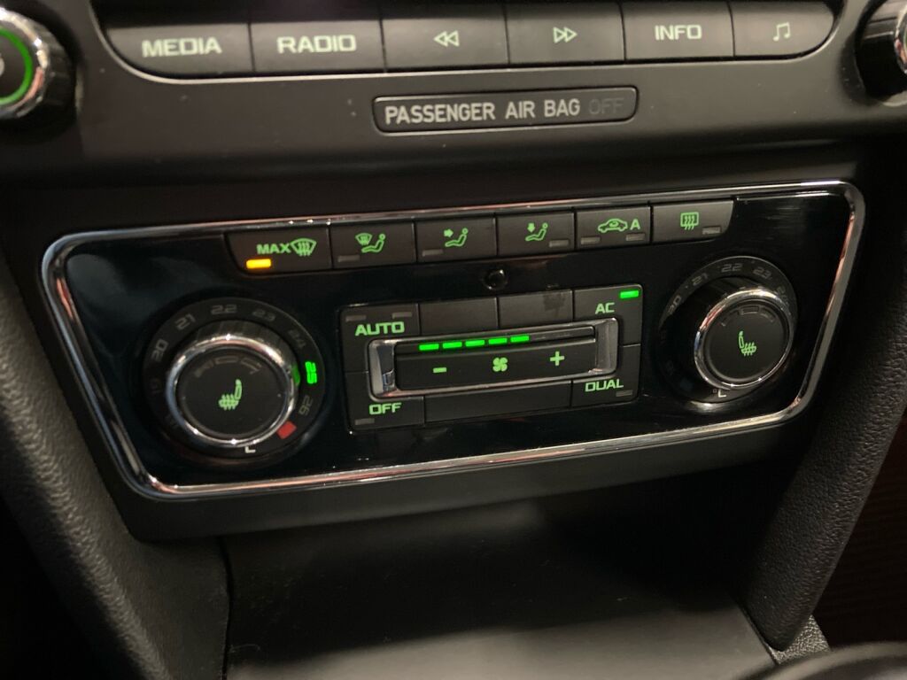 Skoda Superb 2012 Ruskea (beige)