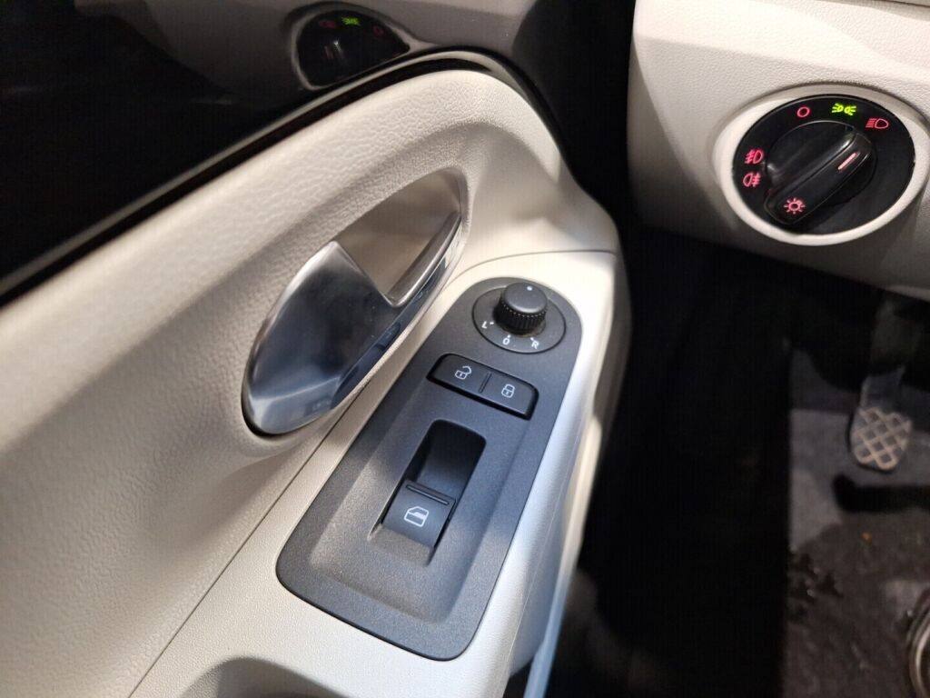 Volkswagen up! 2012 Musta