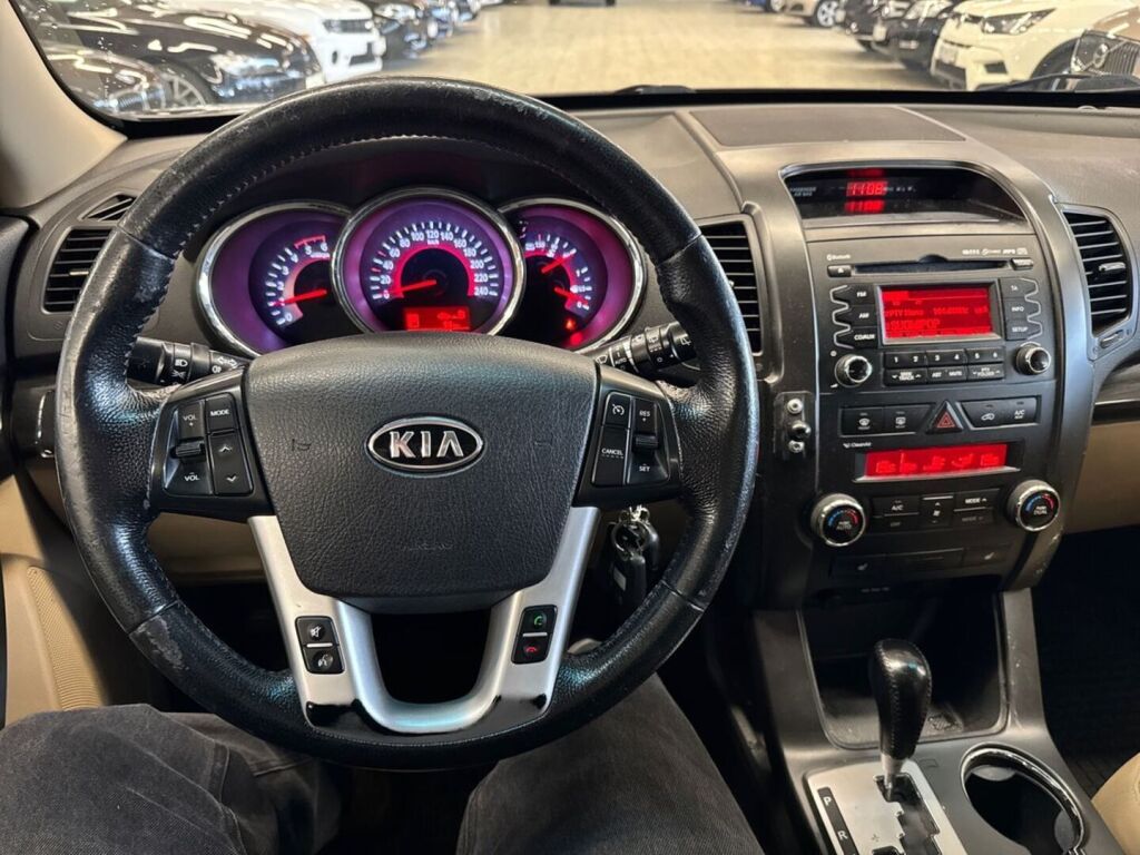 Kia Sorento 2011 Ruskea (beige)