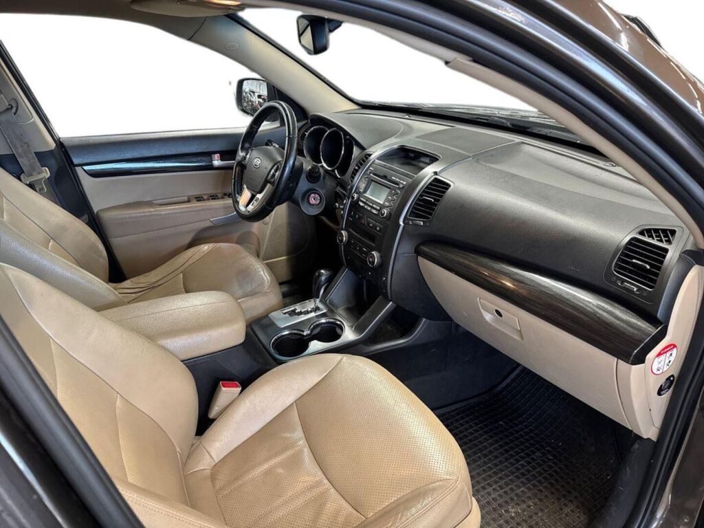 Kia Sorento 2011 Ruskea (beige)
