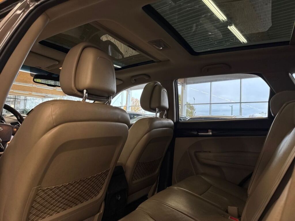 Kia Sorento 2011 Ruskea (beige)