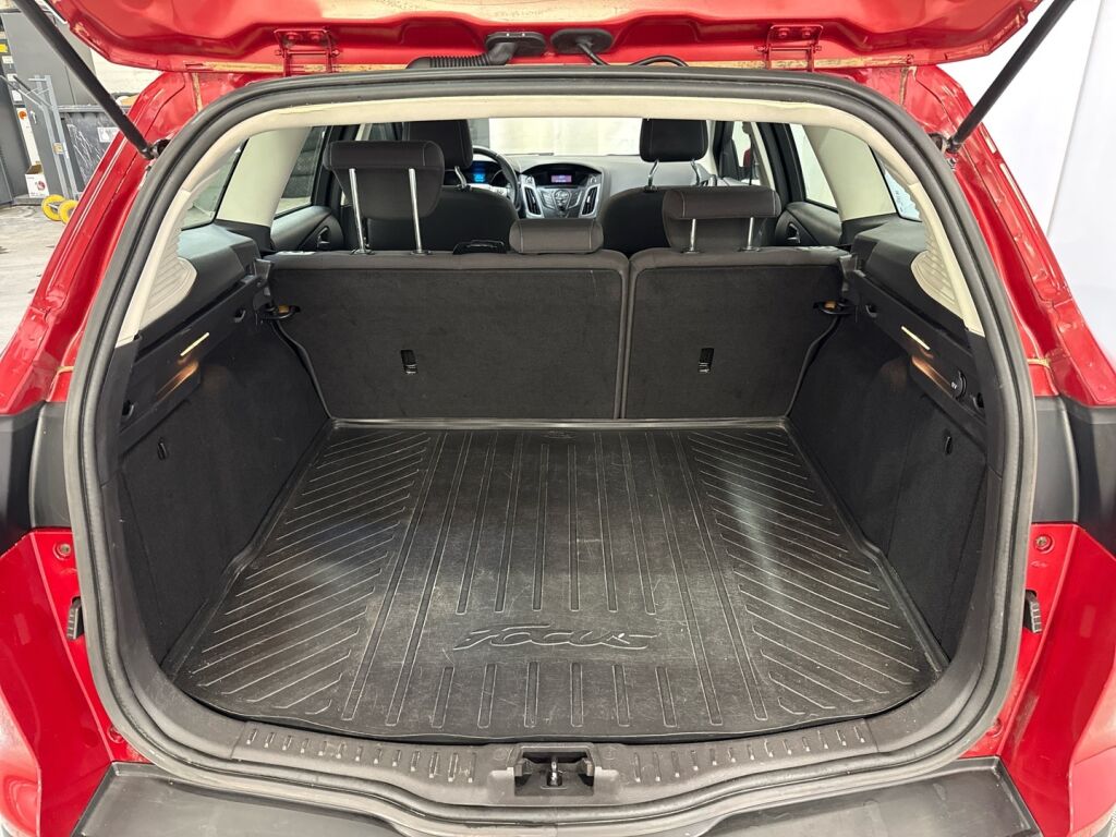 Ford Focus 2012 Punainen