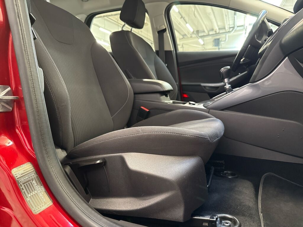 Ford Focus 2012 Punainen