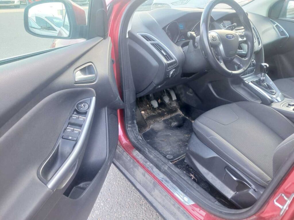 Ford Focus 2012 Punainen