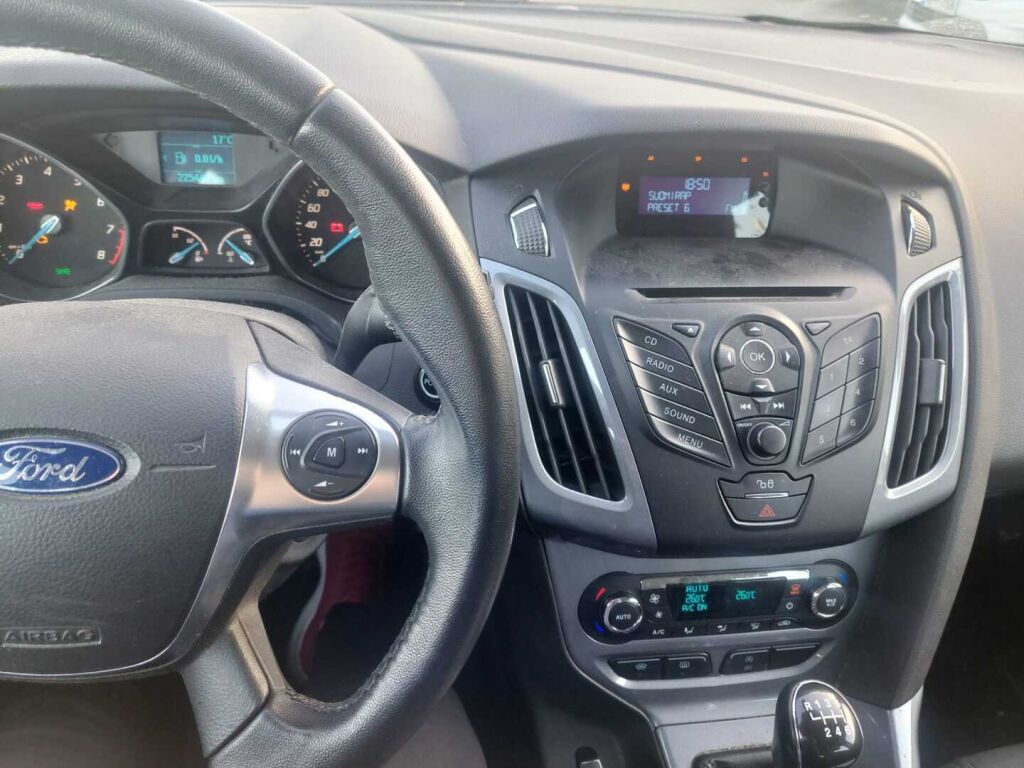 Ford Focus 2012 Punainen