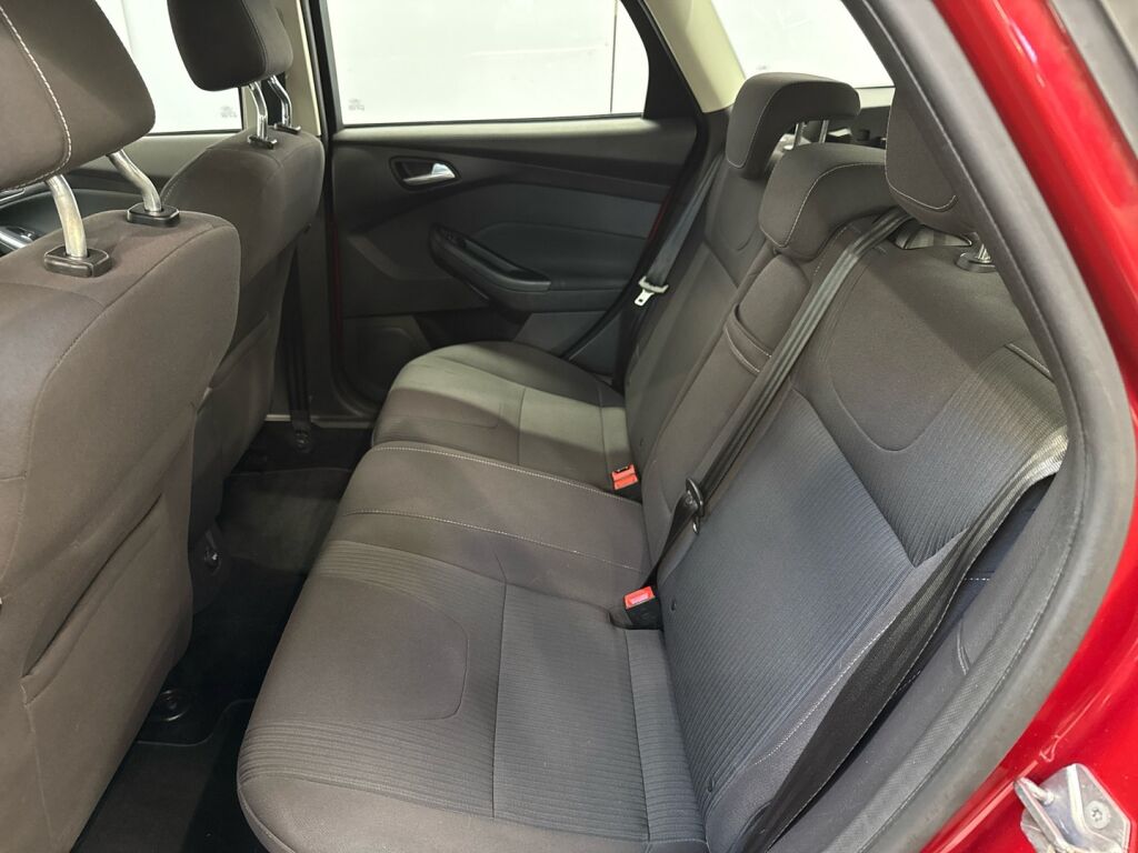 Ford Focus 2012 Punainen