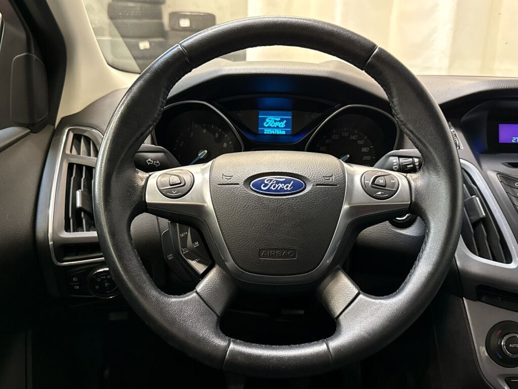 Ford Focus 2012 Punainen