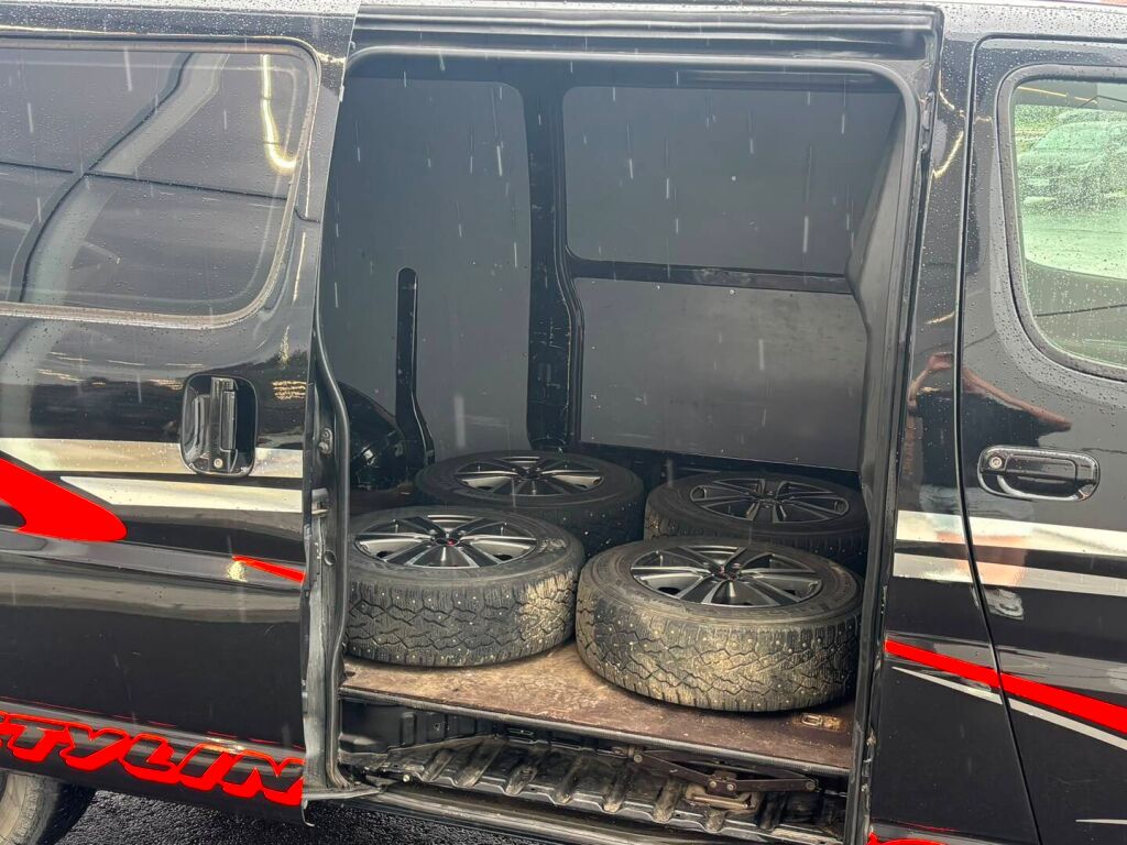 Toyota Hiace 2011 Musta