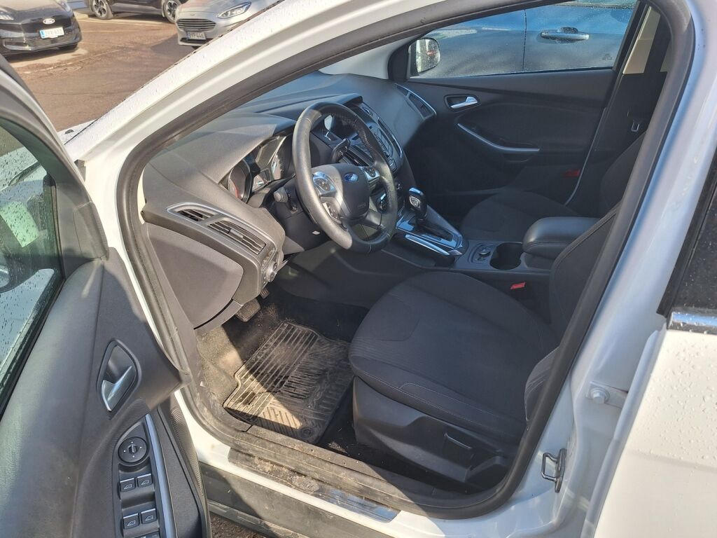 Ford Focus 2012 Valkoinen