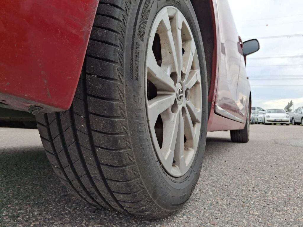 Toyota Verso 2012 Punainen