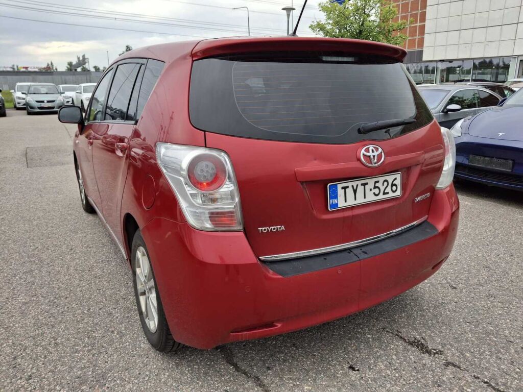 Toyota Verso 2012 Punainen