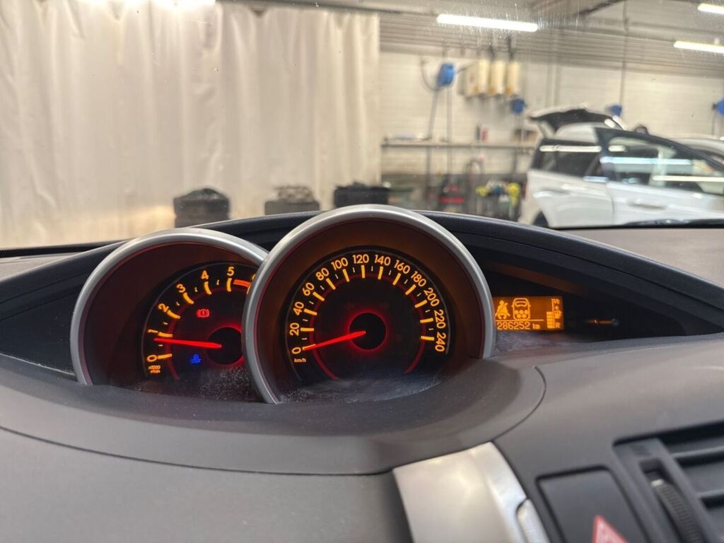 Toyota Verso 2012 Punainen