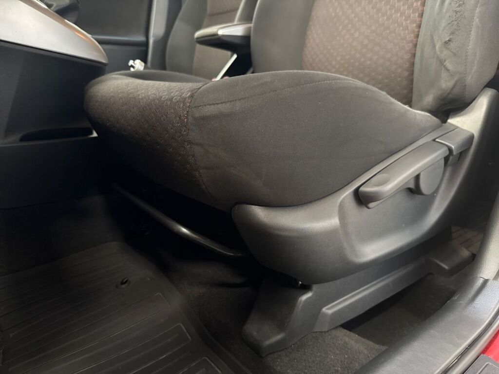 Toyota Verso 2012 Punainen