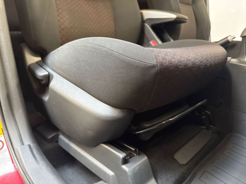 Toyota Verso 2012 Punainen