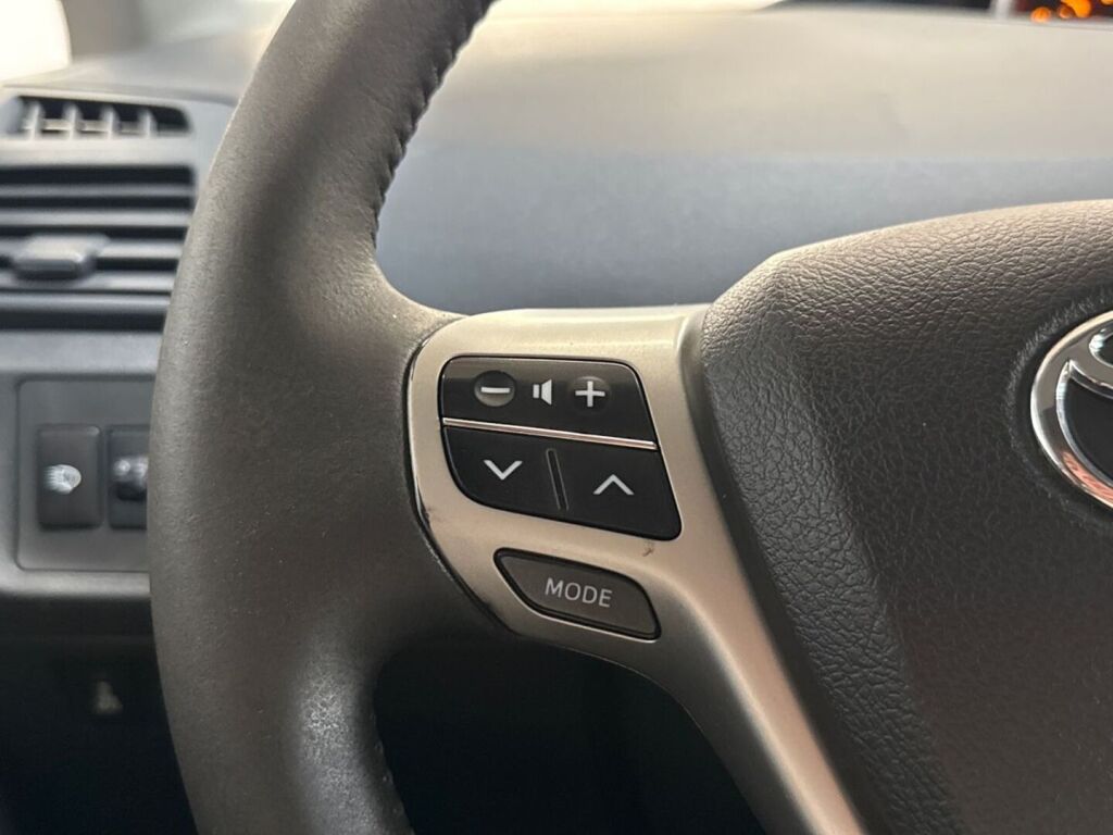 Toyota Verso 2012 Punainen