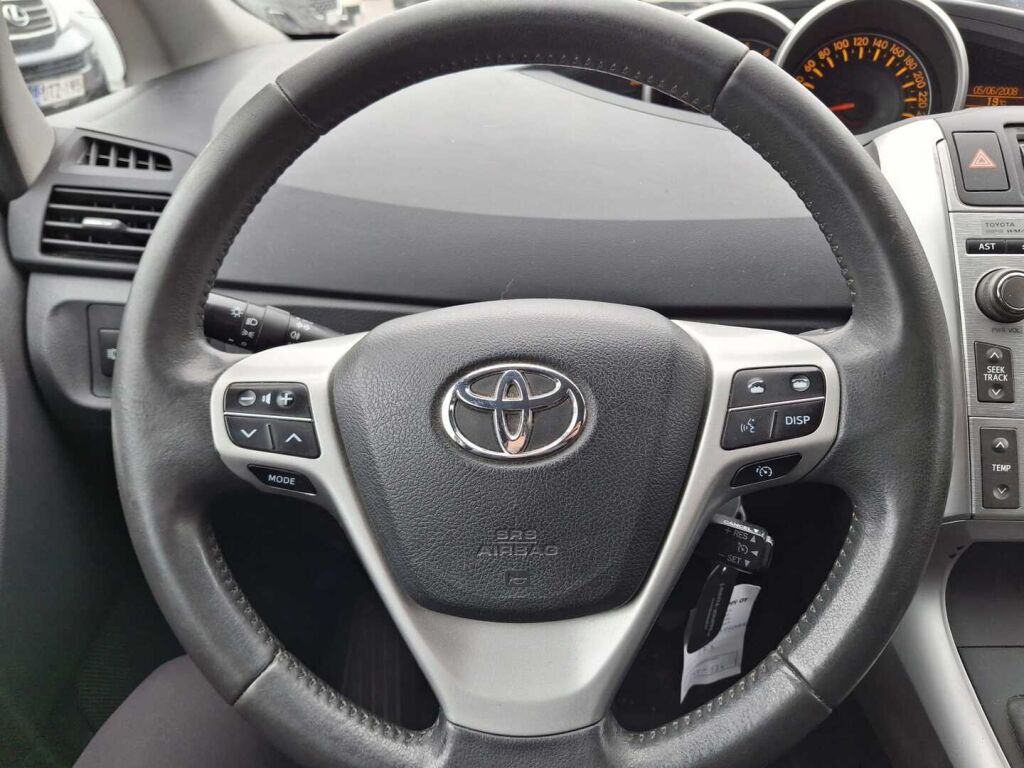 Toyota Verso 2012 Punainen