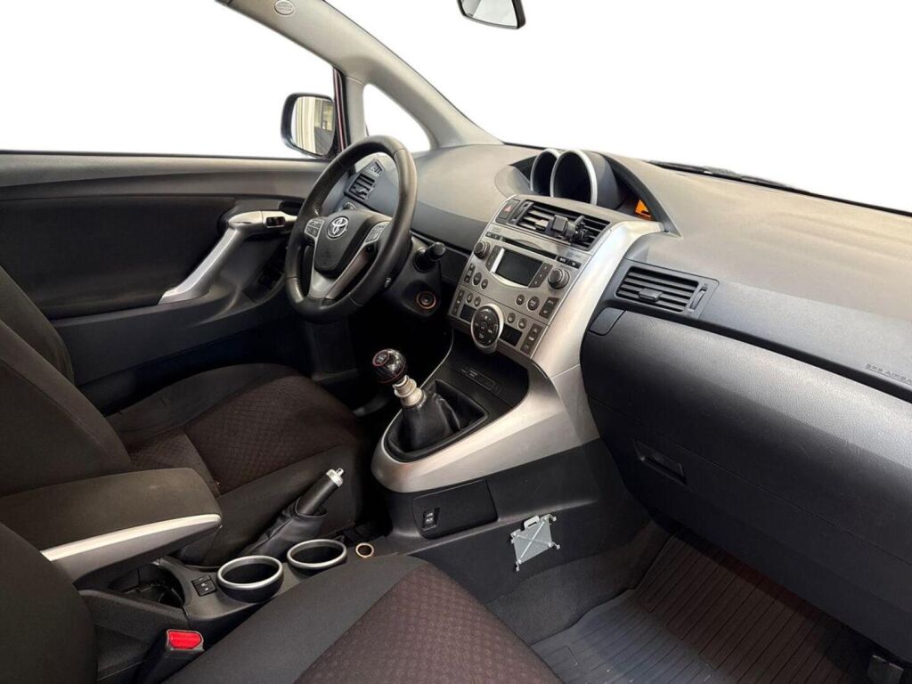Toyota Verso 2012 Punainen