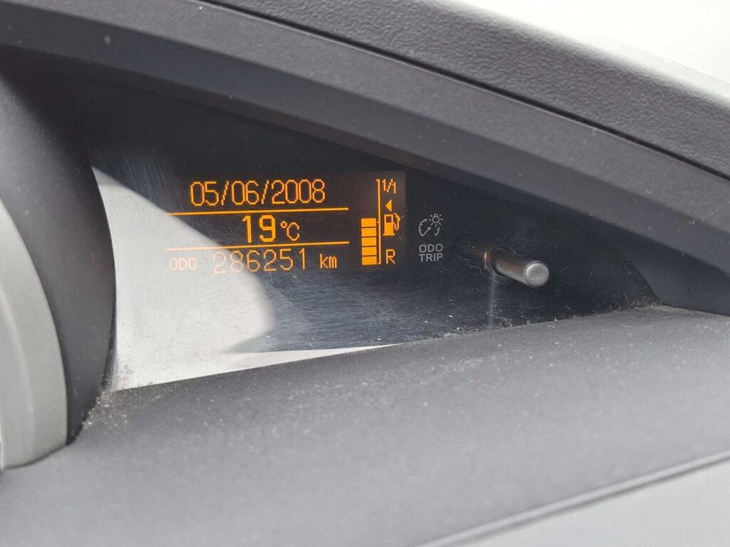 Toyota Verso 2012 Punainen