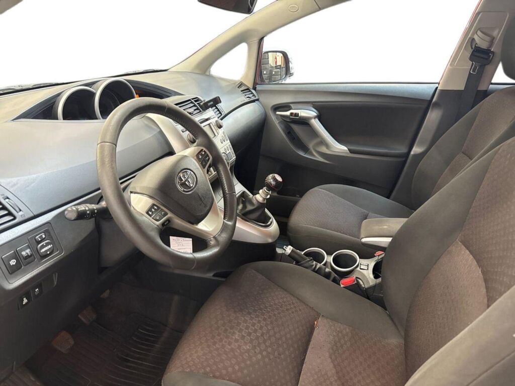 Toyota Verso 2012 Punainen