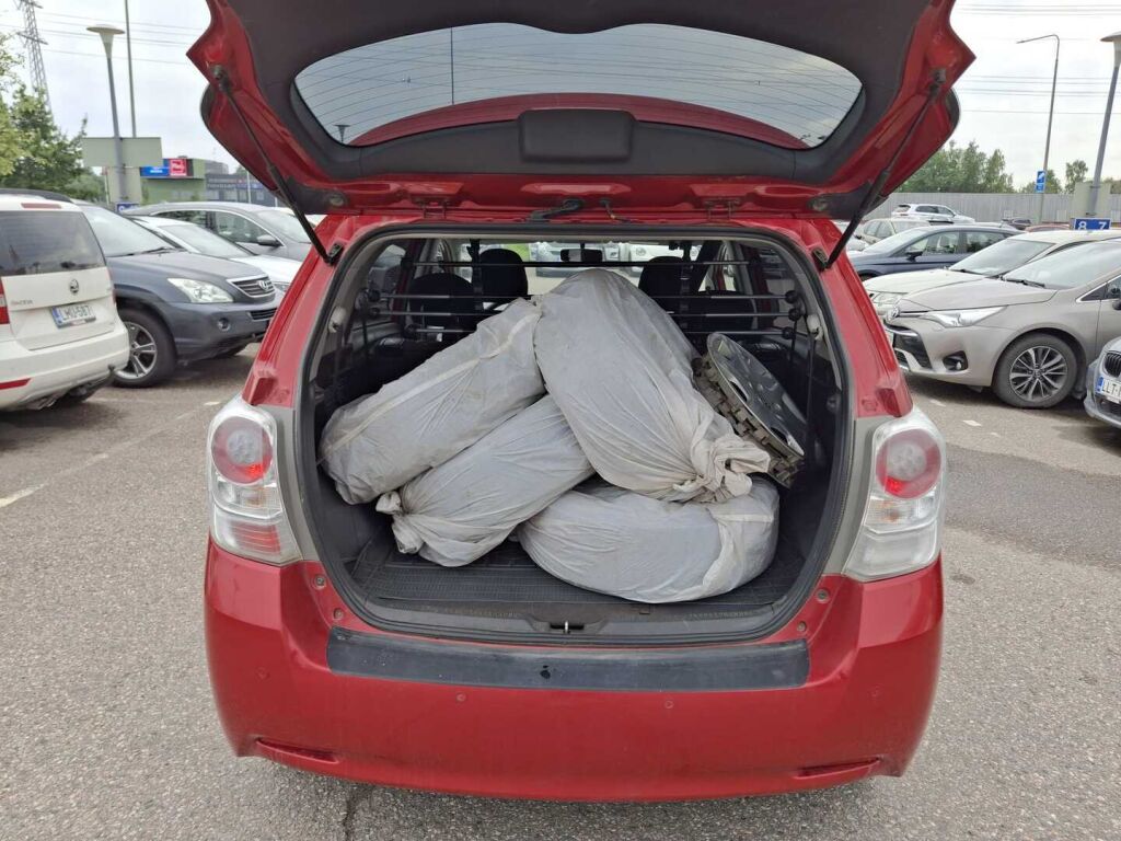 Toyota Verso 2012 Punainen