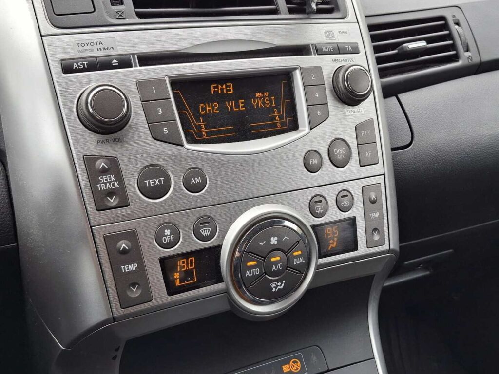 Toyota Verso 2012 Punainen