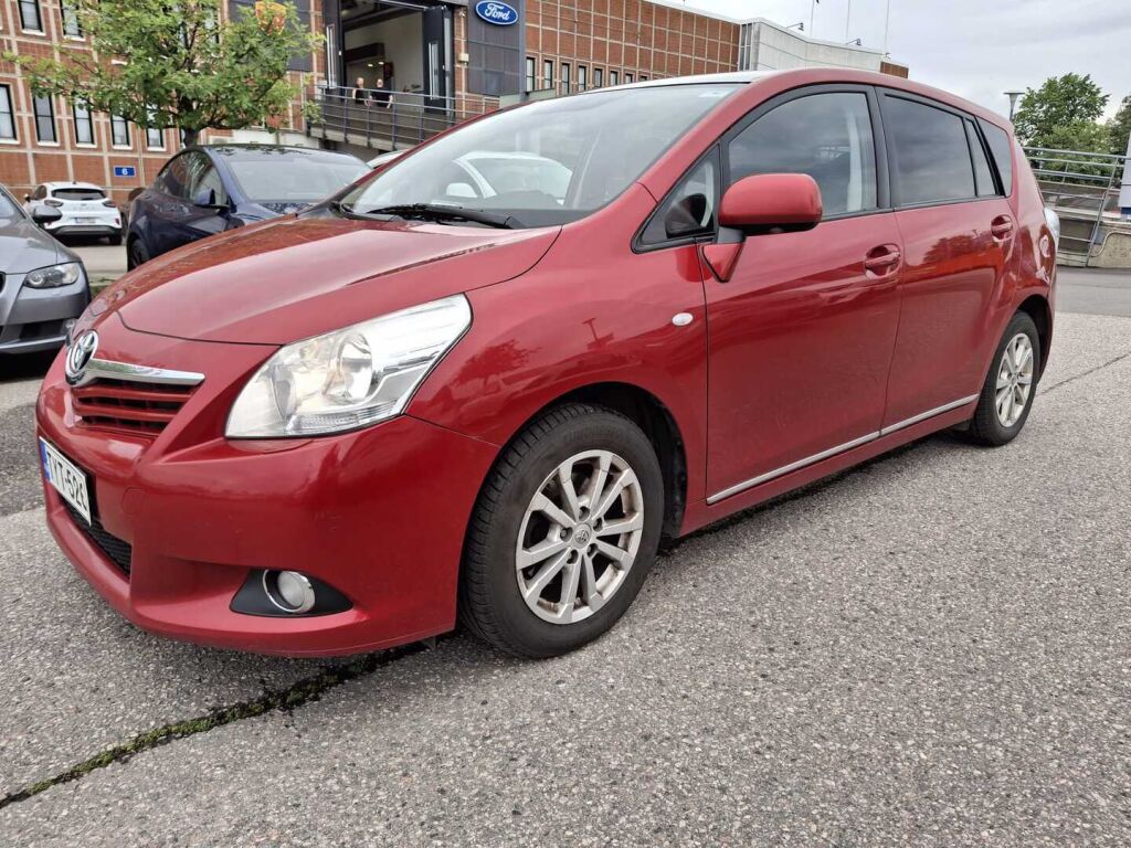 Toyota Verso 2012 Punainen