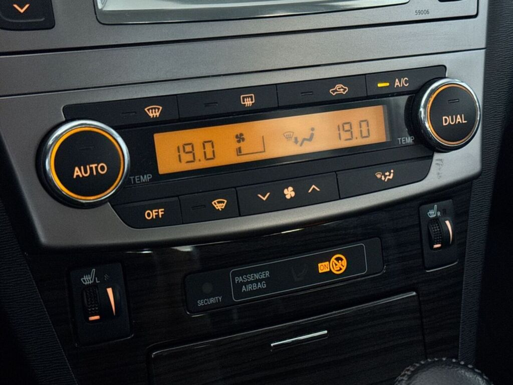 Toyota Avensis 2012 Harmaa