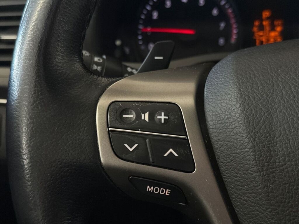 Toyota Avensis 2012 Harmaa