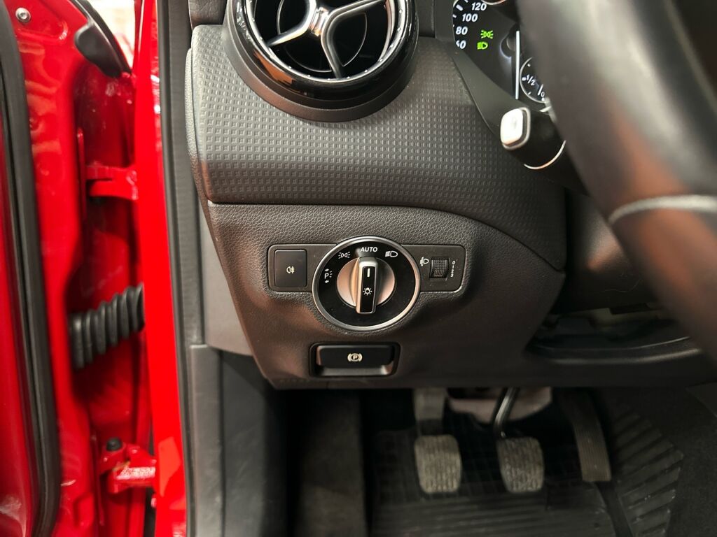 Mercedes-Benz A 2013 Punainen