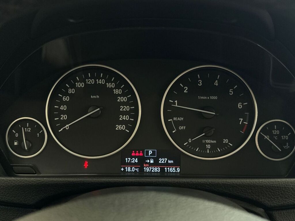 BMW 320 2013 Ruskea (beige)