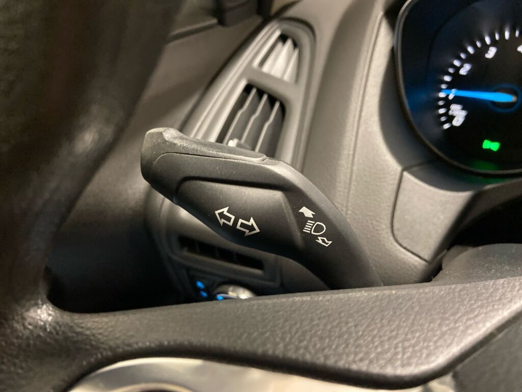 Ford Focus 2013 Ruskea (beige)