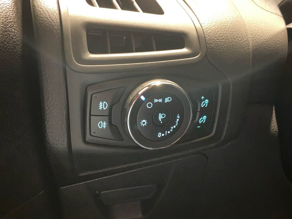 Ford Focus 2013 Ruskea (beige)