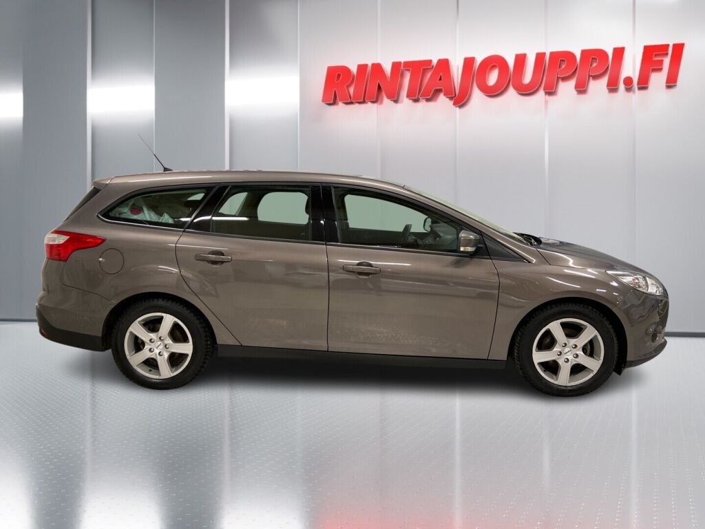 Ford Focus 2013 Ruskea (beige)