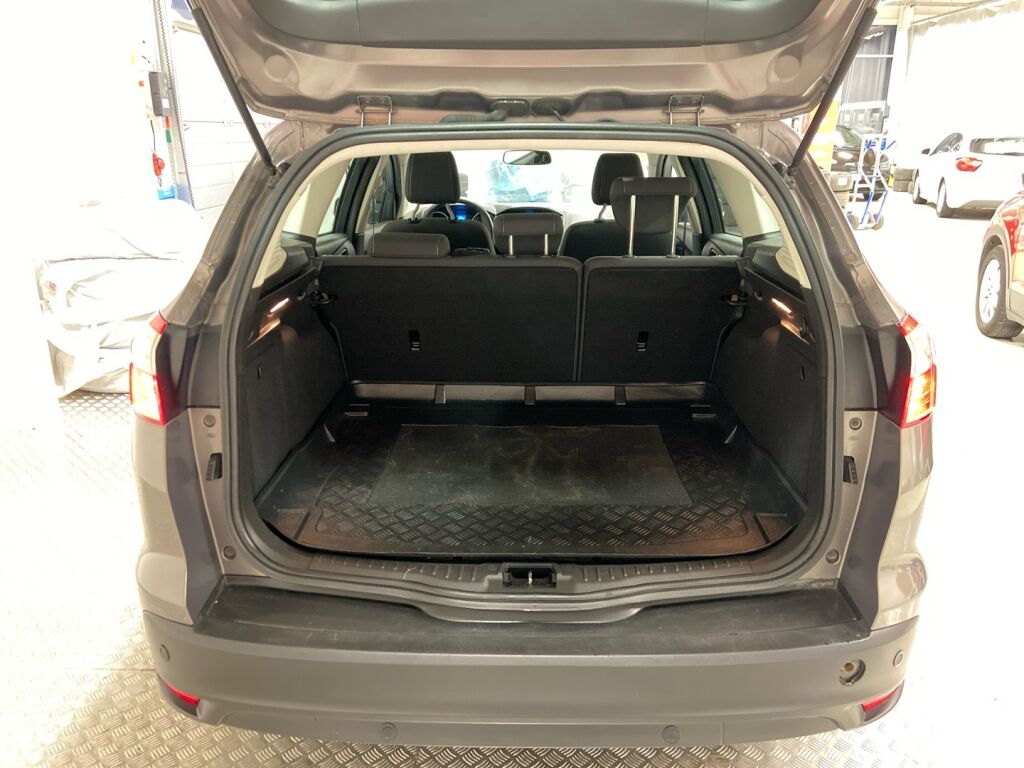 Ford Focus 2013 Ruskea (beige)