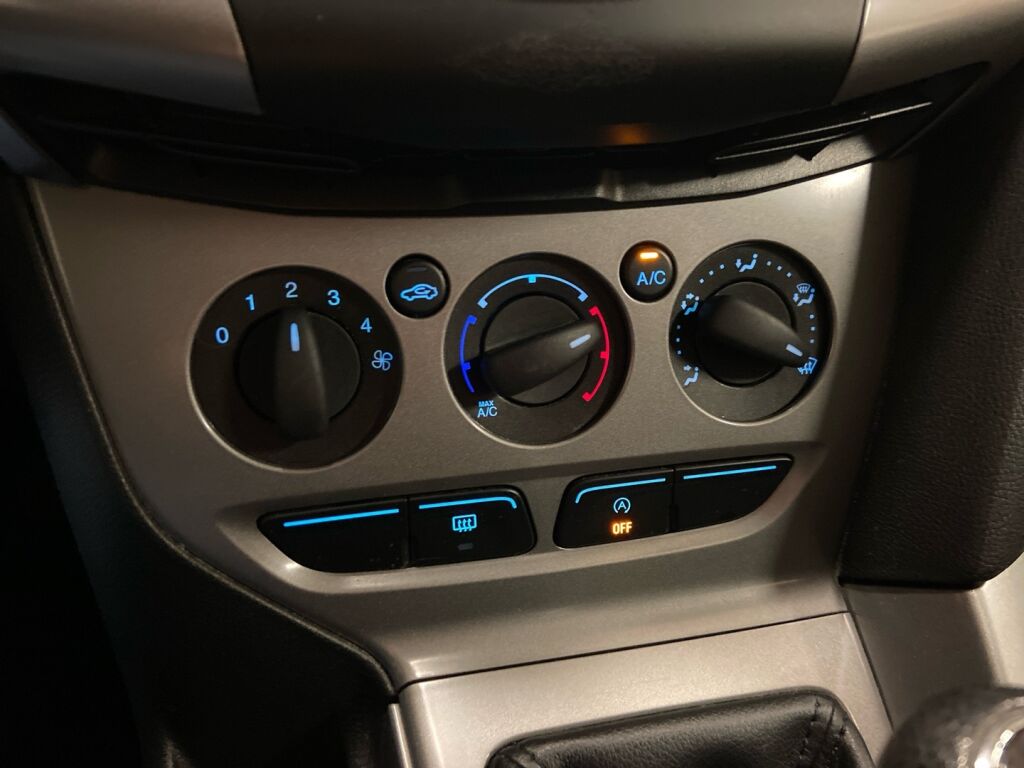 Ford Focus 2013 Ruskea (beige)